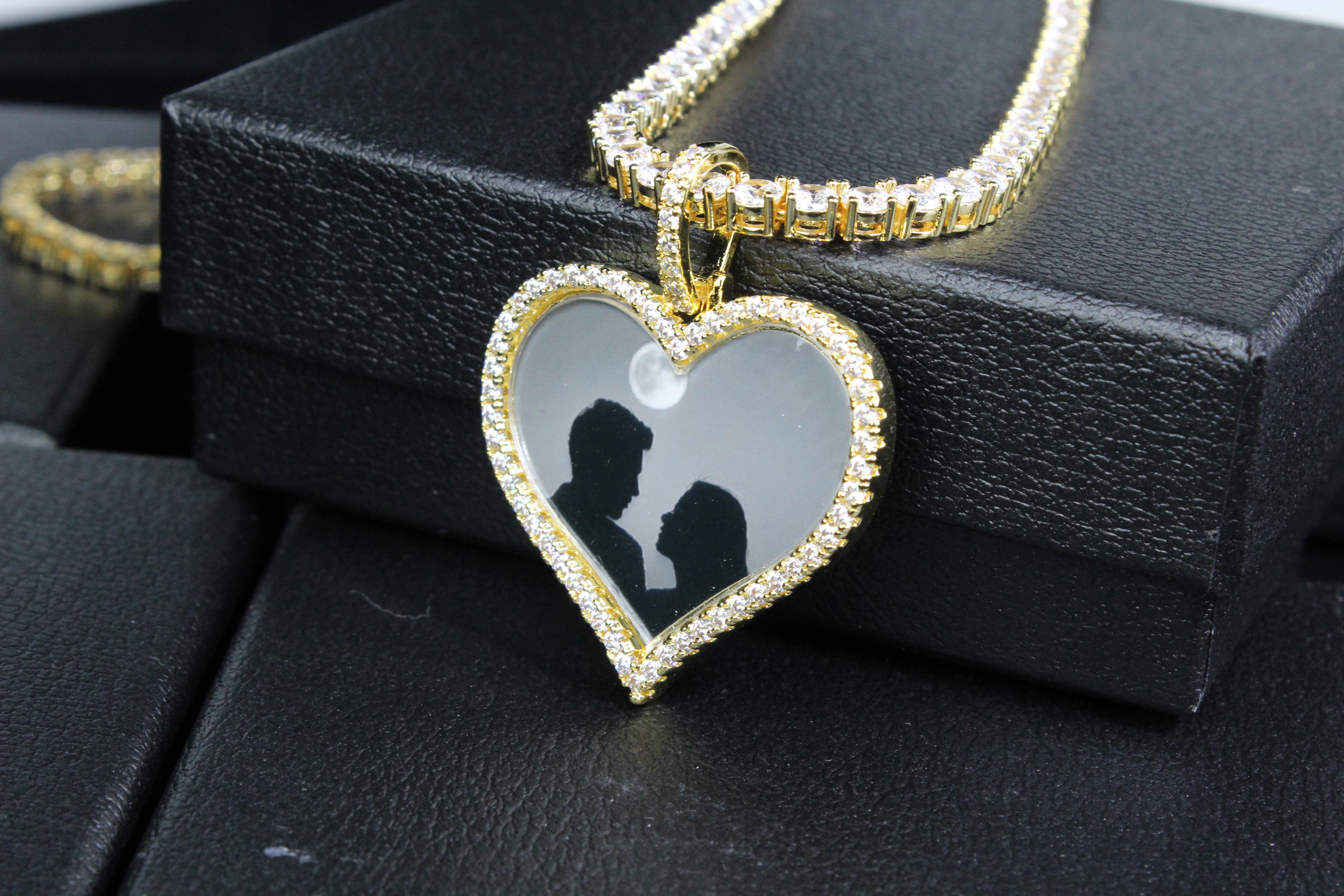 HEART-SHAPED CUSTOM PICTURE PENDANT