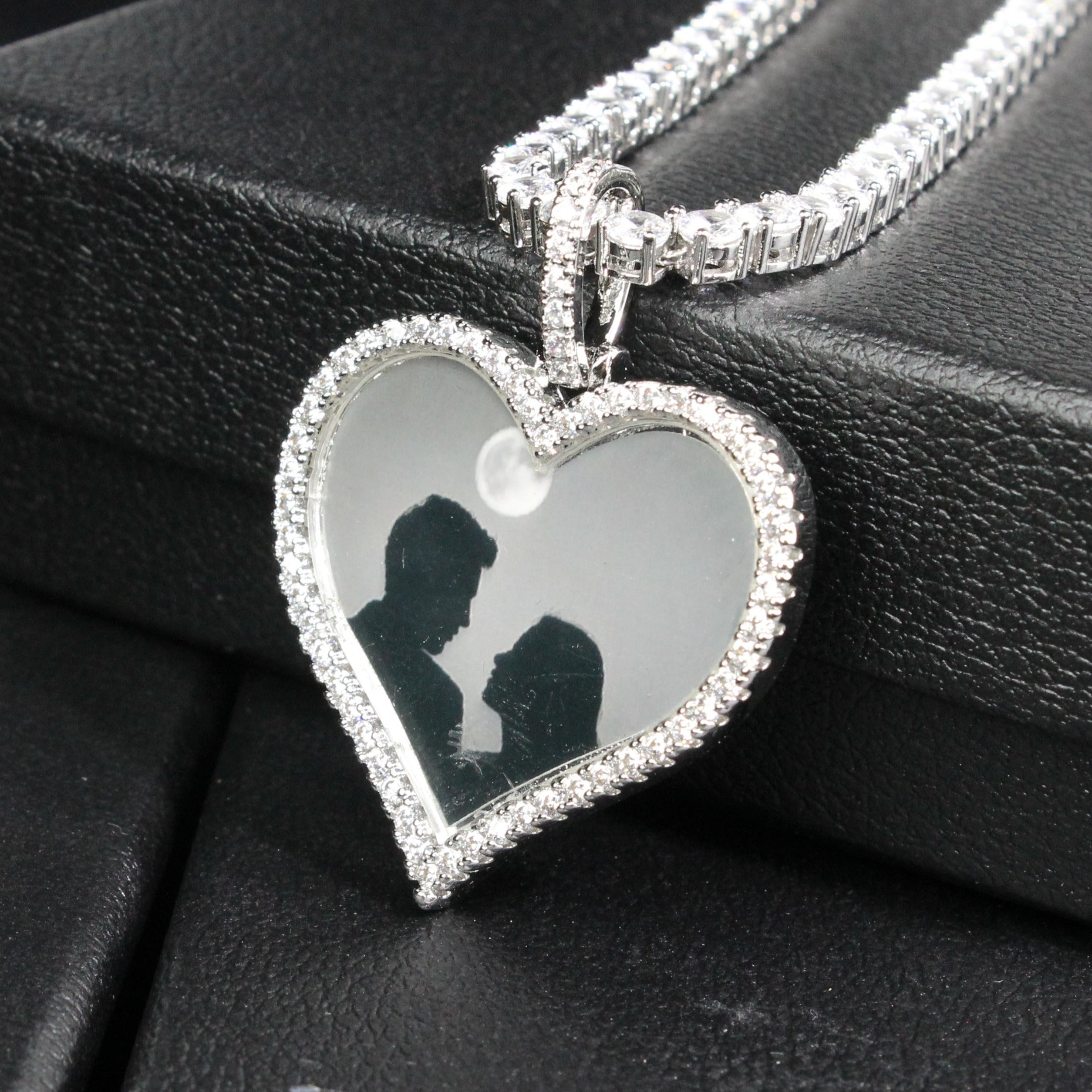 HEART-SHAPED CUSTOM PICTURE PENDANT